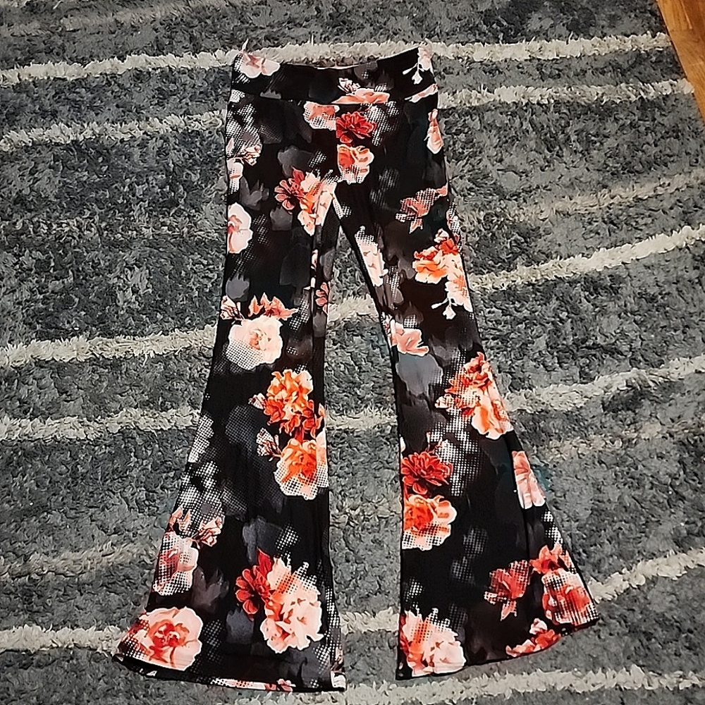 No Boundaries Size:L Black floral